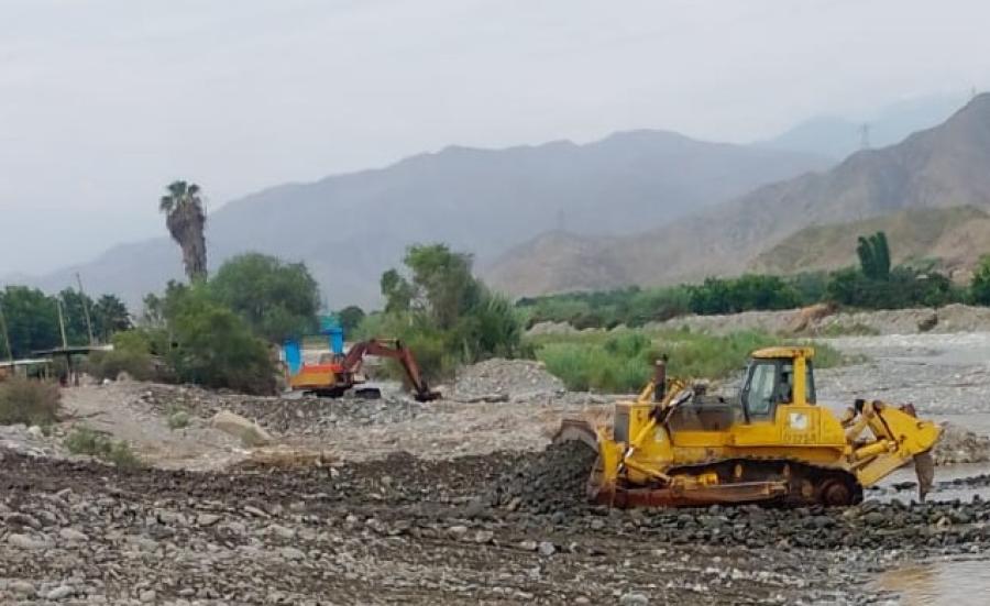 Maquinarias trabajando en Bocatoma La Esperanza